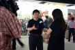 中国写实画派《热血五月·2008》抗震救灾义创作现场 艾轩老师接受中央电视台采访
