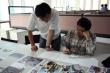 　中国写实画派《热血五月·2008》抗震救灾义创作现场 艾轩与袁正阳在讨论小稿